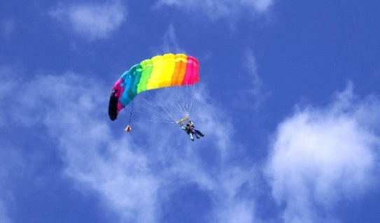 Парашютисты выпрыгнут с высоты 1500 метров с новым флагом Оренбурга за спиной
